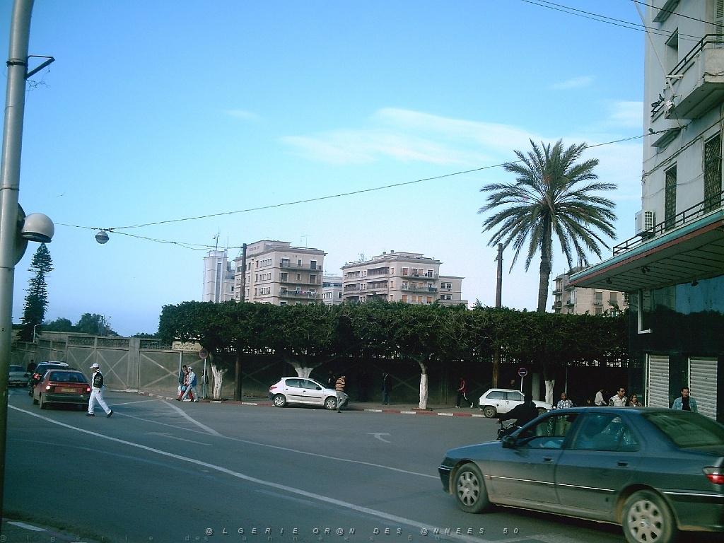 ORAN 04 2007 28 LE DEFUNT HOTEL MARTINEZ VU DE LA PLACE D ARMES.JPG